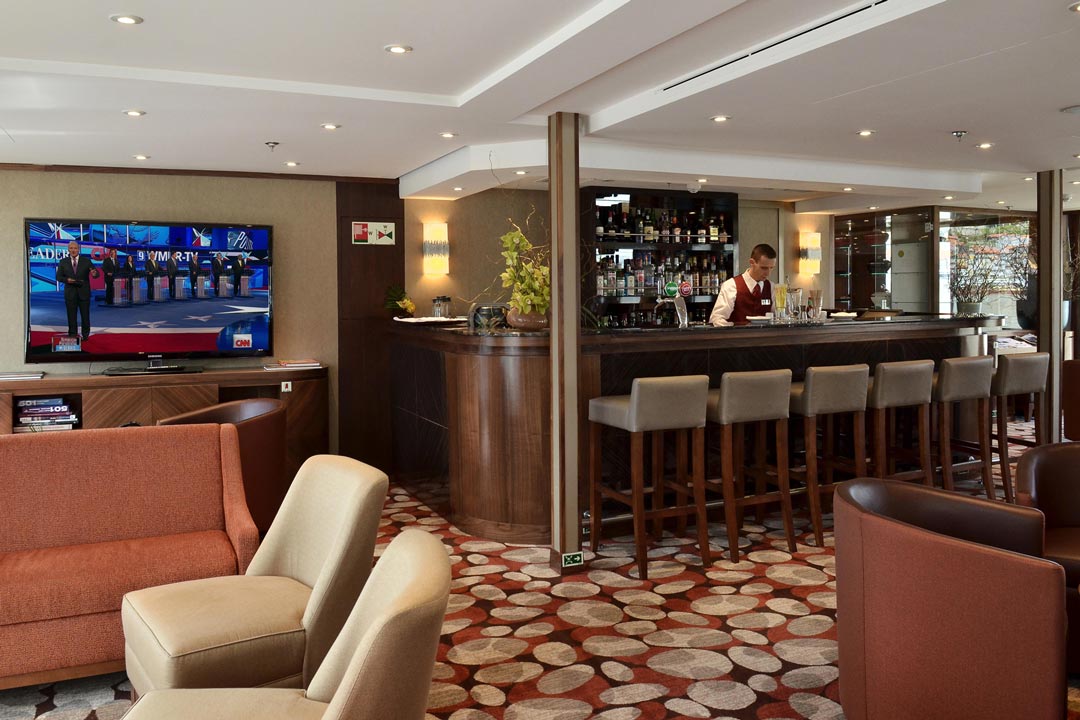 Main Lounge: Bar